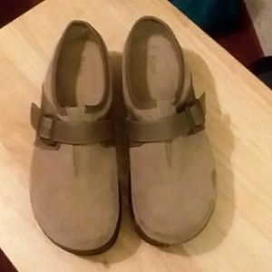 Women's Bass Mule slide on shoes. Size 7.5 tan.